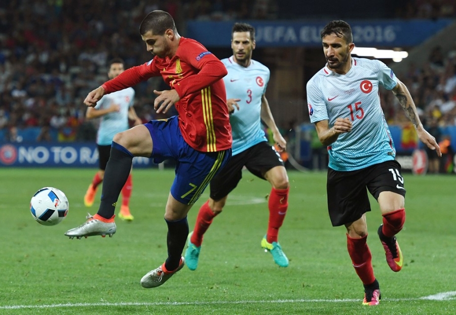 Doi hinh hay nhat luot thu hai vong bang Euro 2016 hinh anh 12