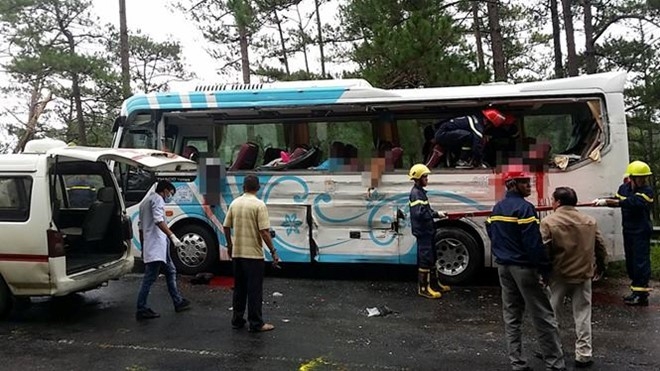 Hai xe khach tong nhau tren deo Prenn, 7 nguoi chet hinh anh 1