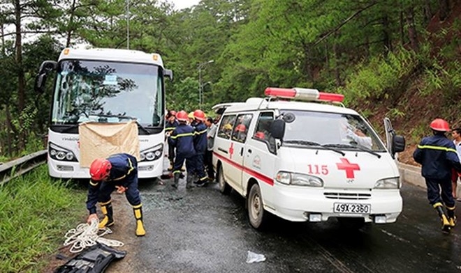 Hai xe khach tong nhau tren deo Prenn, 7 nguoi chet hinh anh 3