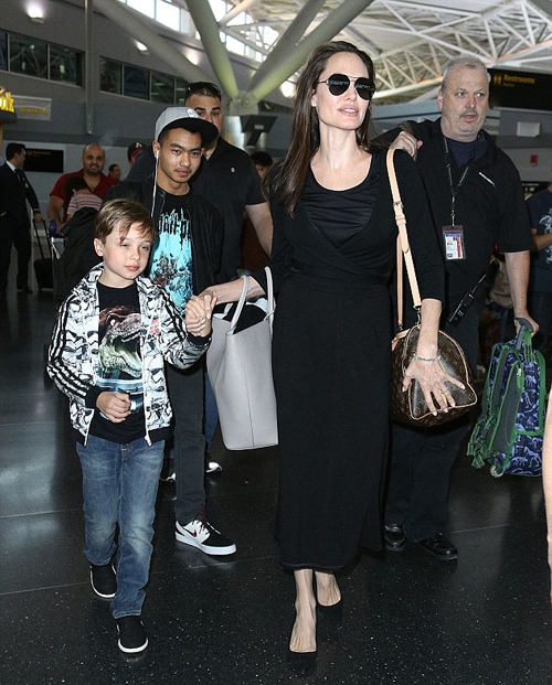 jolie-rang-ro-den-new-york-cung-anh-trai-va-cac-con-5