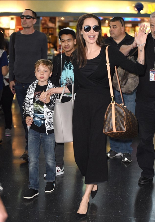 jolie-rang-ro-den-new-york-cung-anh-trai-va-cac-con-1