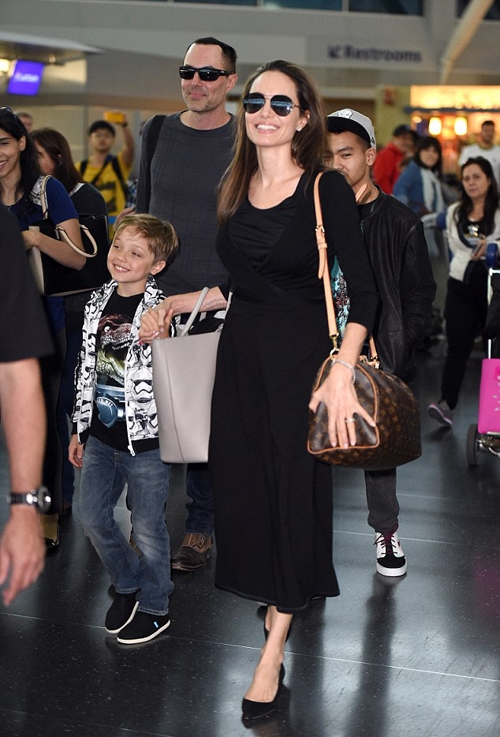 jolie-rang-ro-den-new-york-cung-anh-trai-va-cac-con-2