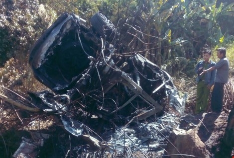Oto dam vao nui phat no, 5 nguoi bi thuong hinh anh 1