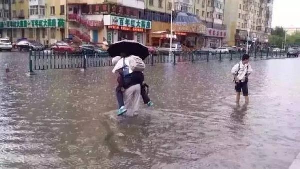 Bức ảnh bà lội nước cõng cháu gái lớn bổng đi học khiến dư luận dậy sóng - Ảnh 3.