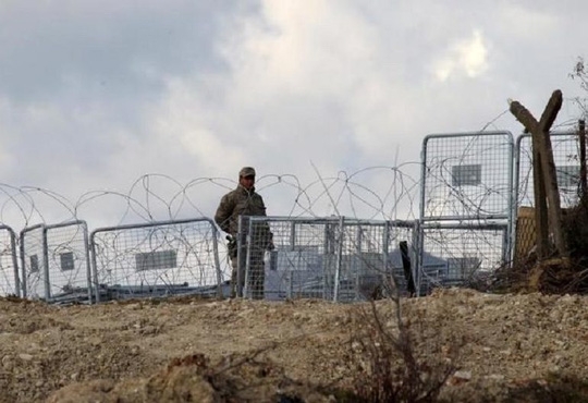 Binh sĩ Thổ Nhĩ Kỳ đứng gác gần thị trấn Khirbet Al-Joz, Syria. Ảnh: CYPRUS MAIL