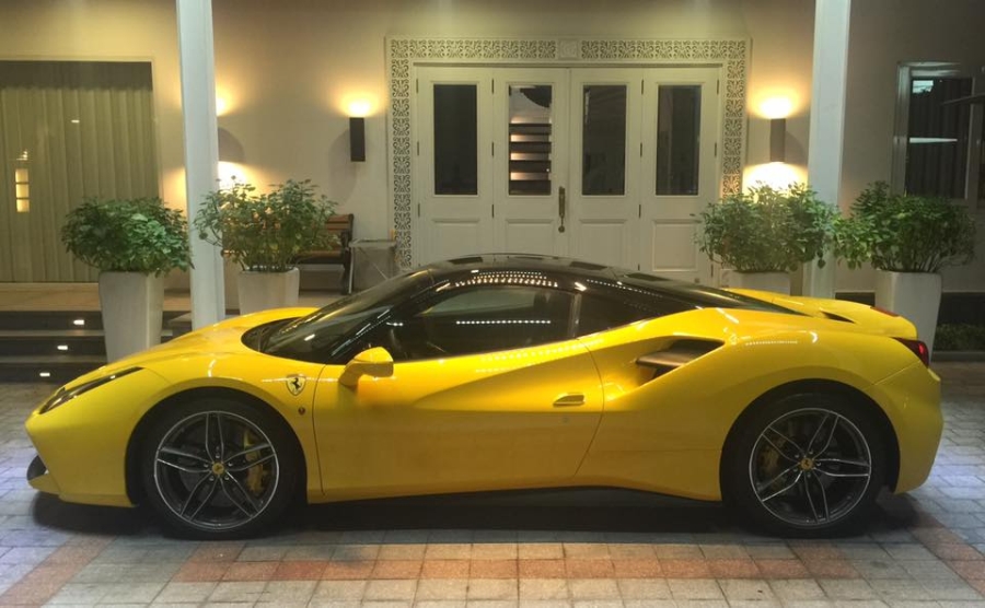  Ferrari 488 GTB của em trai Phan Thành sở hữu ngoại thất vàng rực độc nhất Việt Nam. 