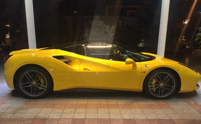  Ferrari 488 GTB ra mắt lần đầu tiên tại triển lãm Geneva và thu hút rất nhiều sự chú ý của giới truyền thông cũng như các khách hàng tiềm năng. Về thiết kế, Ferrari 488 GTB có ngoại hình khoẻ khoắn và gọt bỏ bớt những đường cong mềm mại như 458 Italia. 