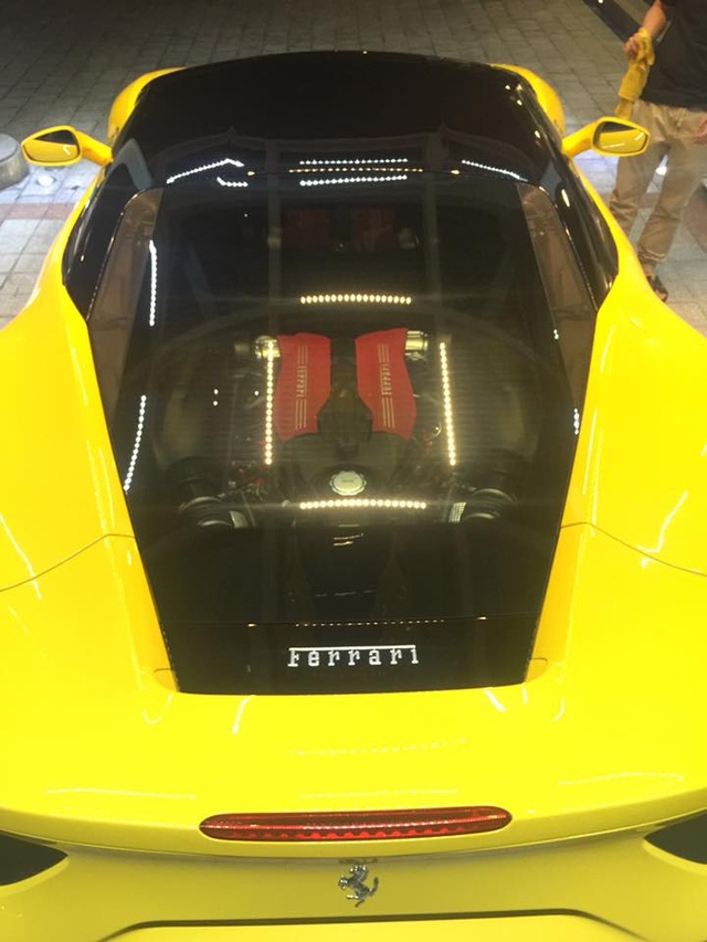 Tương tự như đàn anh 458 Italia, động cơ trên Ferrari 488 GTB là loại đặt giữa. Do đó, nắp capô phía trước dùng để làm khoang hành lý và tương đối rộng rãi.