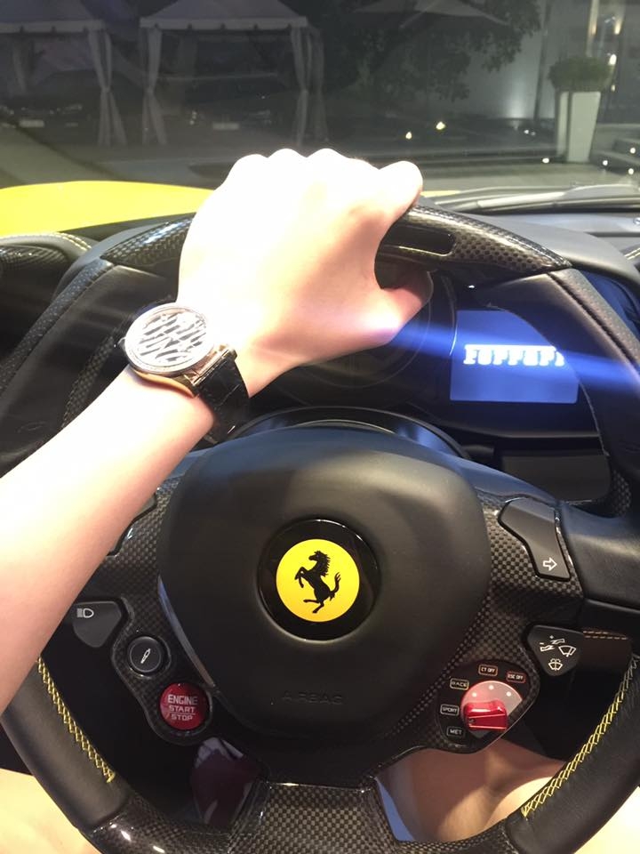  Theo giới thạo tin, siêu xe Ferrari 488 GTB tại thị trường Việt Nam sau khi hoàn tất các thủ tục đăng ký và lăn bánh trên phố với chiếc biển trắng sẽ có giá từ 16 tỷ Đồng. 