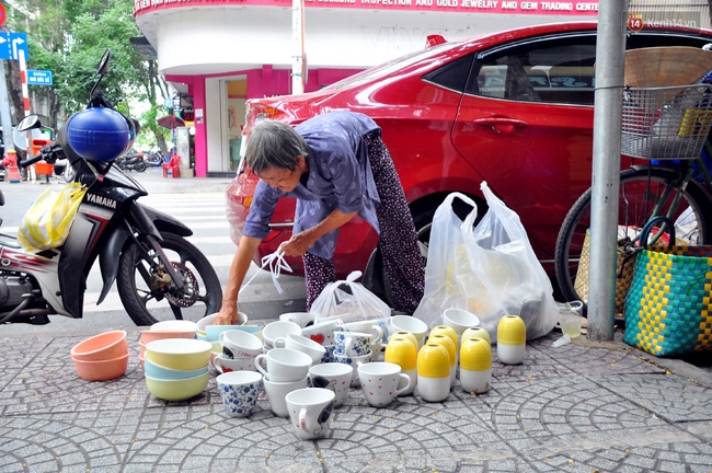 Mỗi ngày, bà cụ 66 tuổi lại lặn lội 20km lên Sài Gòn bán dạo gốm sứ nuôi con cháu... - Ảnh 2.