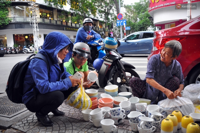Mỗi ngày, bà cụ 66 tuổi lại lặn lội 20km lên Sài Gòn bán dạo gốm sứ nuôi con cháu... - Ảnh 5.