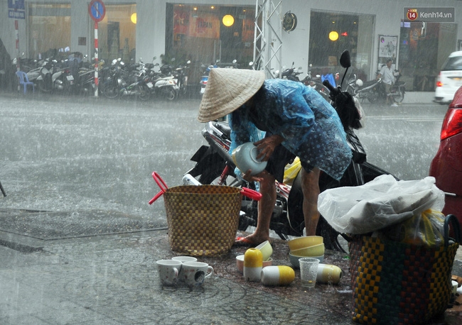 Mỗi ngày, bà cụ 66 tuổi lại lặn lội 20km lên Sài Gòn bán dạo gốm sứ nuôi con cháu... - Ảnh 8.