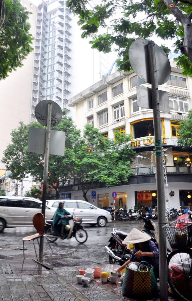 Mỗi ngày, bà cụ 66 tuổi lại lặn lội 20km lên Sài Gòn bán dạo gốm sứ nuôi con cháu... - Ảnh 9.