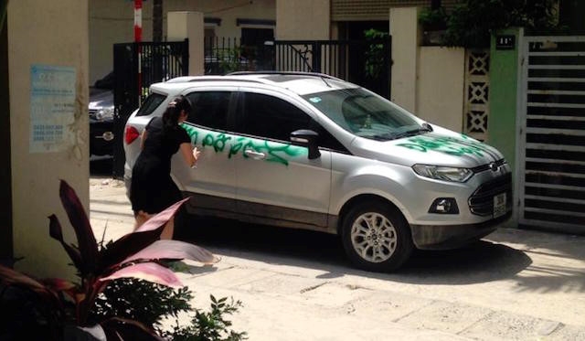 Người phụ nữ “vẽ tranh” lên Ford Ecosport đỗ chắn cửa - ảnh 1