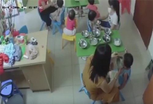 su that giat minh: vi sao tre chi bi cac co danh khi an? - 1