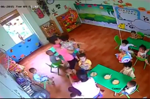 su that giat minh: vi sao tre chi bi cac co danh khi an? - 2