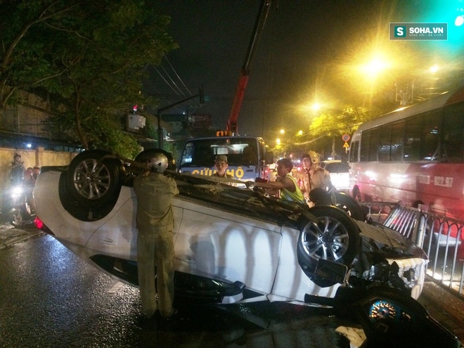 Xe ôtô bất ngờ lật ngửa giữa đường, cô gái bò khỏi xe thoát hiểm - Ảnh 2.