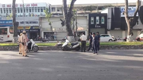 Hi hữu ở HN: Chủ say rượu ngủ giữa đường, chó nhất quyết đứng trông - Ảnh 2