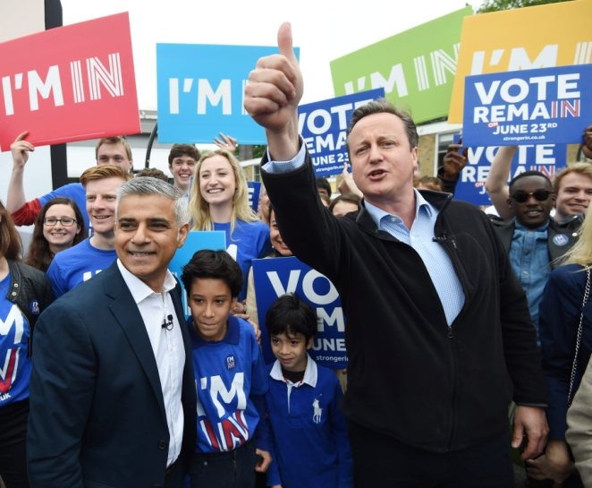 Thủ tướng Anh David Cameron (phải) nỗ lực vận động cử tri bỏ phiếu ở lại EU. (Ảnh: Getty)