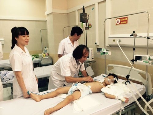 hn: nua thang he, gan chuc tre cap cuu do duoi nuoc hinh anh 1