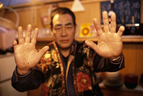 mafia-nhat-bi-mat-truyen-tin-cho-thanh-vien-trong-tu-bang-sach