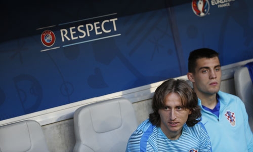 modric-mach-nuoc-giup-dong-doi-can-qua-phat-den-cua-ramos