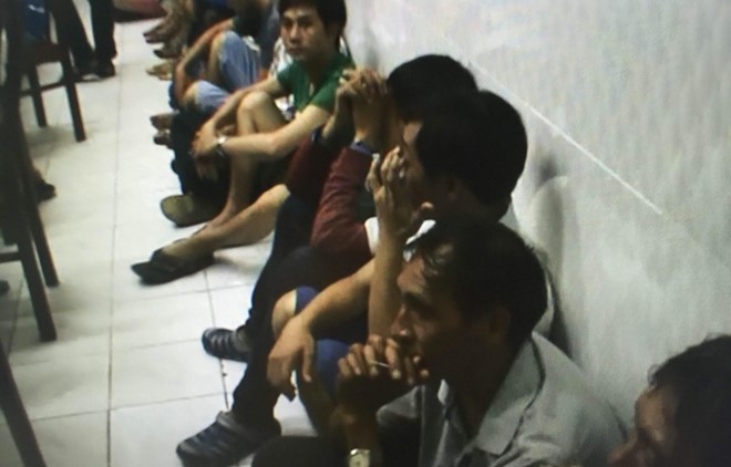 Ap vao quan ca phe bat 50 nguoi ca do bong da giai Euro hinh anh 1
