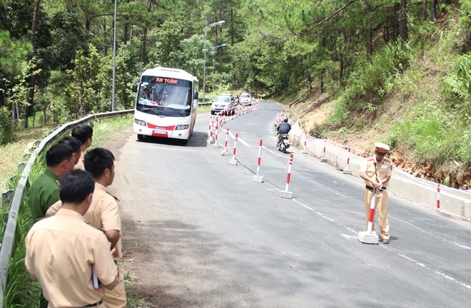 Cam tat ca phuong tien qua deo Prenn vao buoi toi hinh anh 1