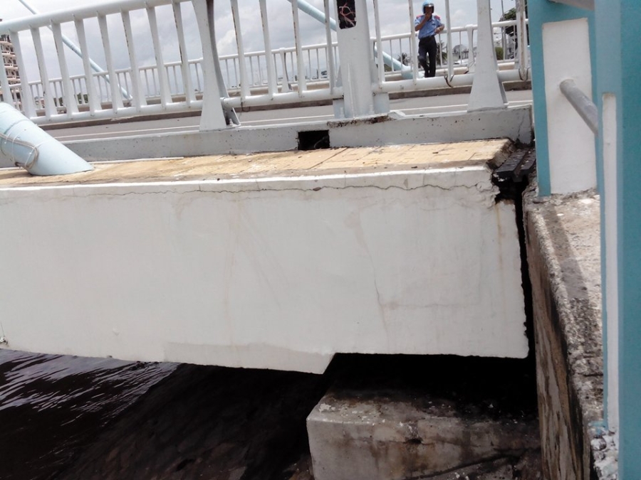 Thân cầu bị đội lên cao (ảnh: Trúc Hà)