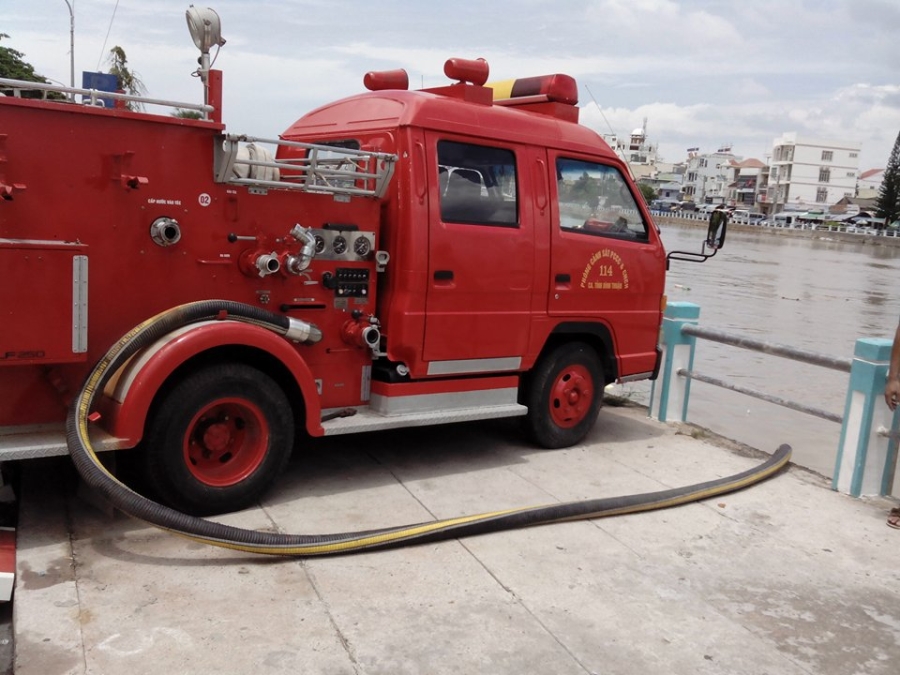 Xe cứu hỏa sẵn sàng để bơm nước đánh chìm tàu (ảnh: Trúc Hà)