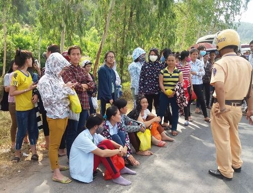 Chặn xe đón công nhân vì phòng trọ ế khách: Triệu tập 4 đối tượng - Ảnh 1