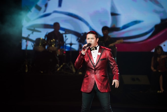 Hong Nhung quy tren san khau tuong nho Thanh Tung hinh anh 2