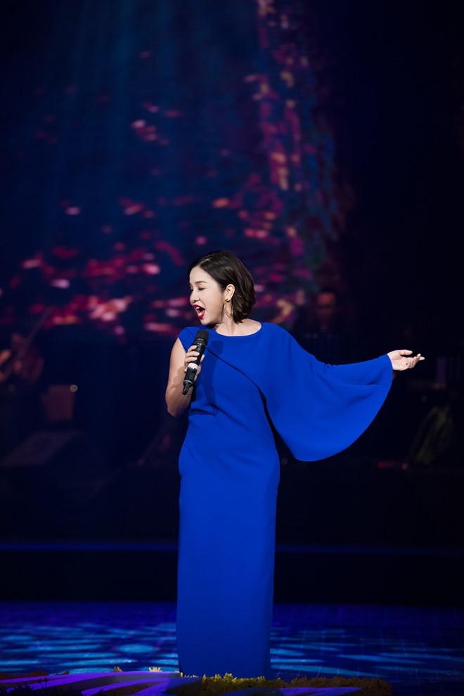 Hong Nhung quy tren san khau tuong nho Thanh Tung hinh anh 3