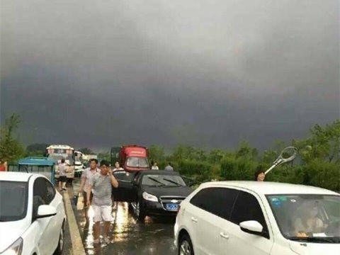 Nha sap, cot dien do sau mua da va voi rong o Trung Quoc hinh anh 4
