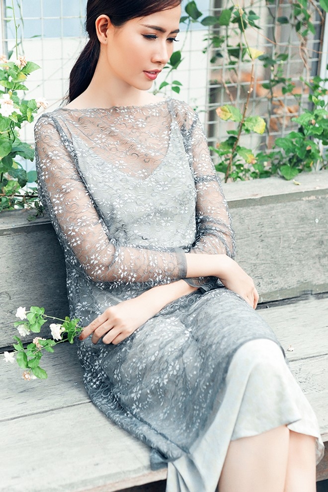 Phan Thi Mo dien dam hai day khoe vai tran hinh anh 7
