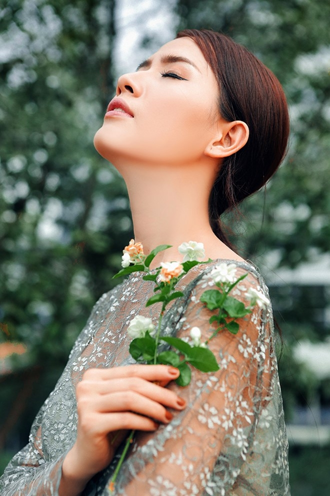 Phan Thi Mo dien dam hai day khoe vai tran hinh anh 8