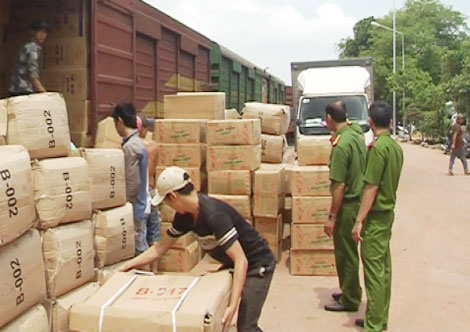 Lực lượng chức năng kiểm tra hàng hóa vận chuyển theo đường sắt tại Đồng Nai (ảnh: Báo CAND)