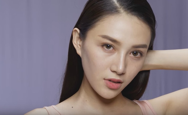 tinh-cu-mac-hong-quan-duoc-khen-mat-dep-nhat-the-face-1