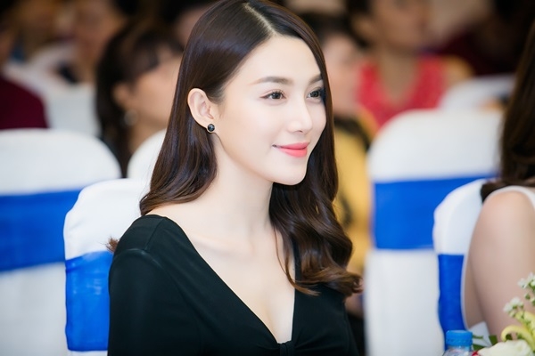 tinh-cu-mac-hong-quan-duoc-khen-mat-dep-nhat-the-face-4
