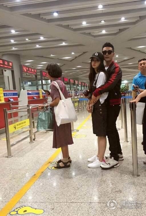 Angelababy va Huynh Hieu Minh tinh cam o san bay hinh anh 3