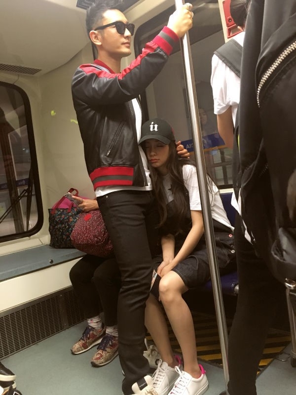 Angelababy va Huynh Hieu Minh tinh cam o san bay hinh anh 4