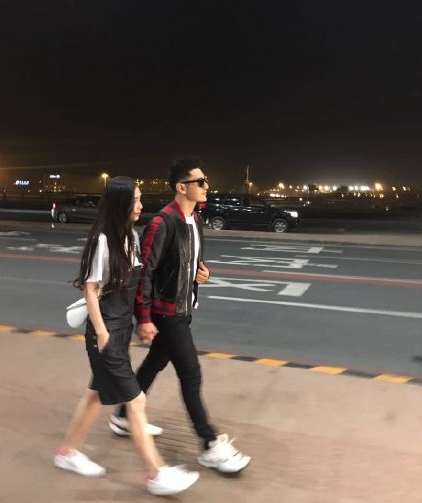 Angelababy va Huynh Hieu Minh tinh cam o san bay hinh anh 5
