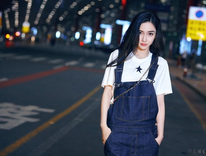 Angelababy va Huynh Hieu Minh tinh cam o san bay hinh anh 6