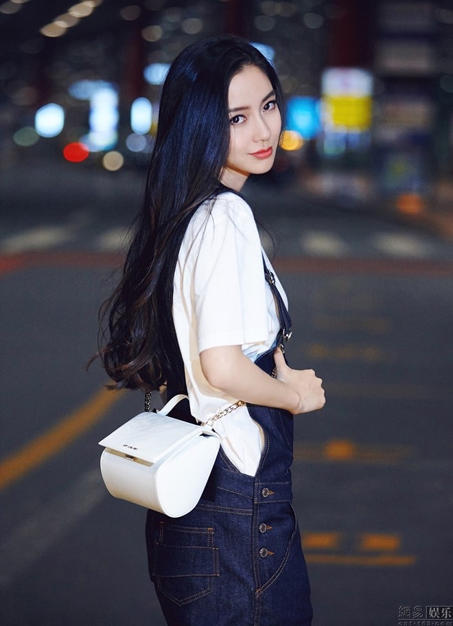 Angelababy va Huynh Hieu Minh tinh cam o san bay hinh anh 7