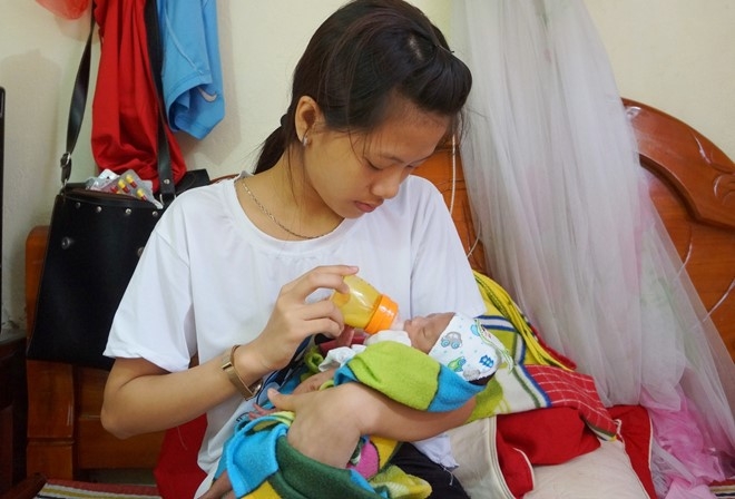 Be so sinh suyt bi chon song xuat vien ve nha hinh anh 1
