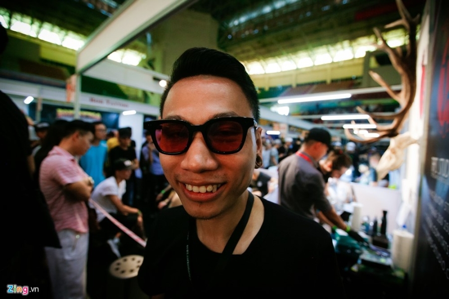 Hang tram ban tre khoe hinh xam dep tai le hoi hinh anh 15