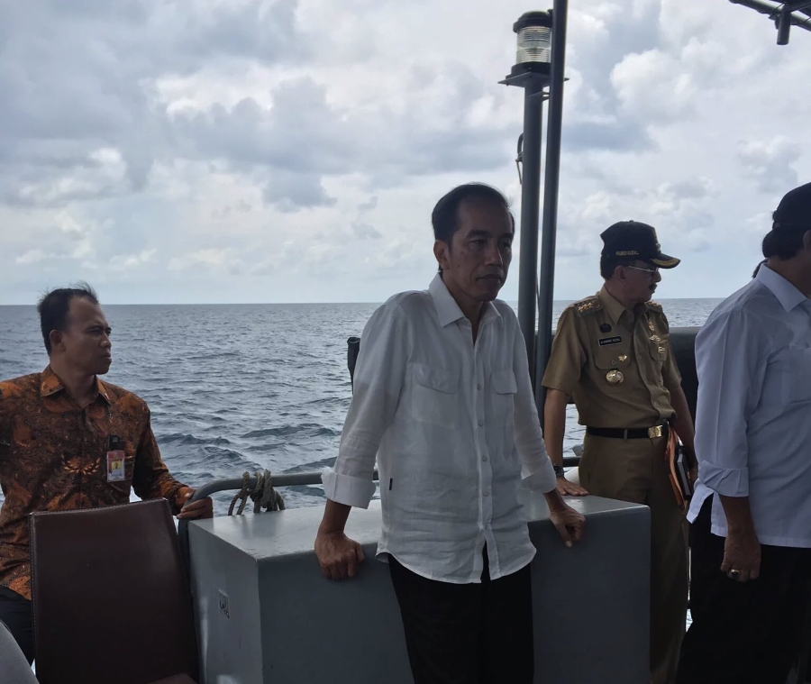  Tổng thống Widodo cùng quan chức an ninh cấp cao Indonesia trên tàu chiến. (Ảnh: Twitter). 