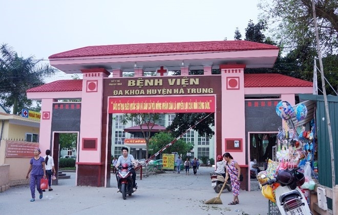 Ky luat bac si lien quan vu be so sinh suyt bi chon song hinh anh 1