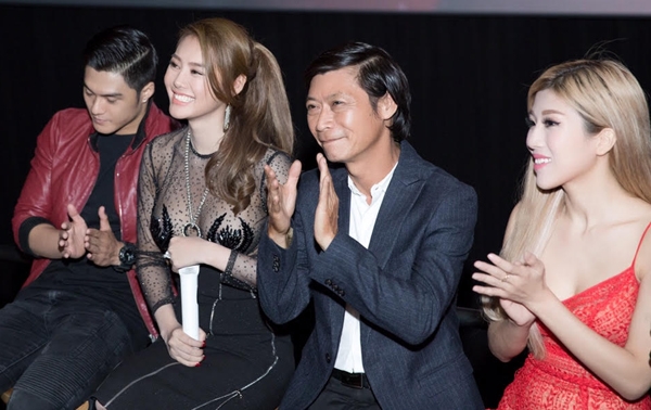 linh-chi-tao-bao-khoe-nguc-tran-trong-su-kien-4