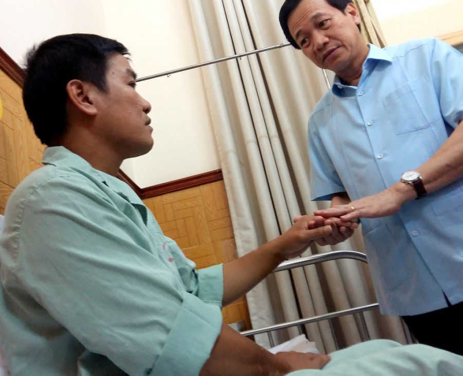  Bộ trưởng Đào Ngọc Dung chuyển lời hỏi thăm của cán bộ, nhân viên ngành LĐ-TB&XH tới Thiếu tá, phi công Nguyễn Hữu Cường. 